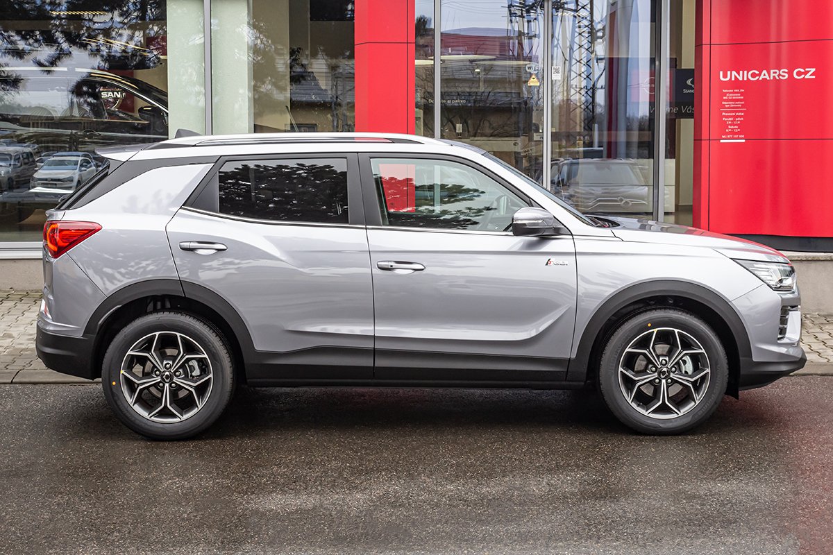 Korando  1,5 GDI 4WD AT STYLE Plus STŘÍBRNÁ metaliza